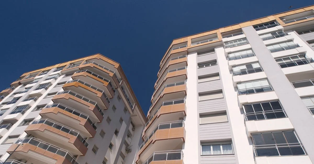 Des immeubles résidentiels de grande hauteur à Izmir, témoins d'une architecture moderne sous un ciel bleu azur.